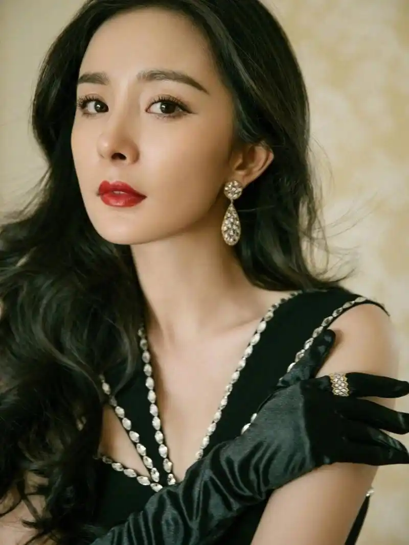 杨幂|复古黑手套搭配一袭修身长裙91