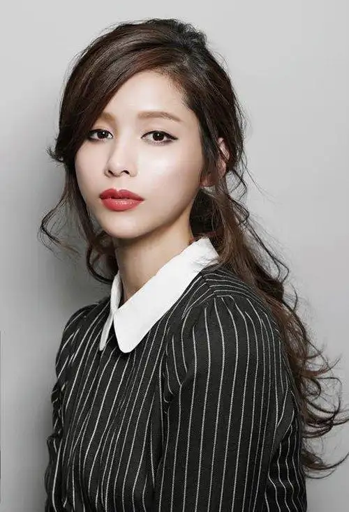 女生三七分扎发逆袭潮流达人脸宽女生适合扎率性风头型