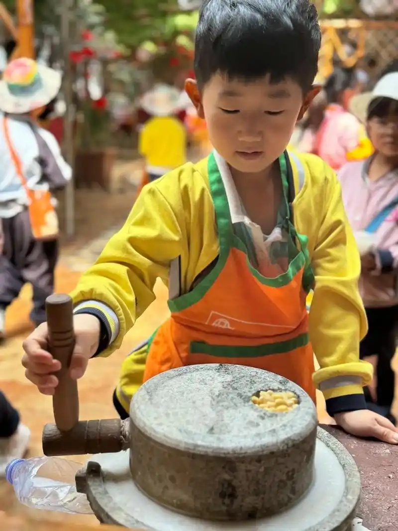 03做豆腐:磨豆浆,压豆花通过体验黄豆变豆腐一环扣一环的神 - 抖音