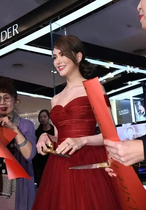 昆凌穿红色好成熟一字肩纱裙配低丸子头有妈妈的感觉了