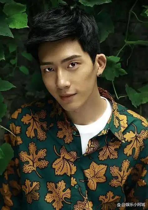 井柏然出生就被抛弃出名后父母来认亲他的决定让粉丝点赞