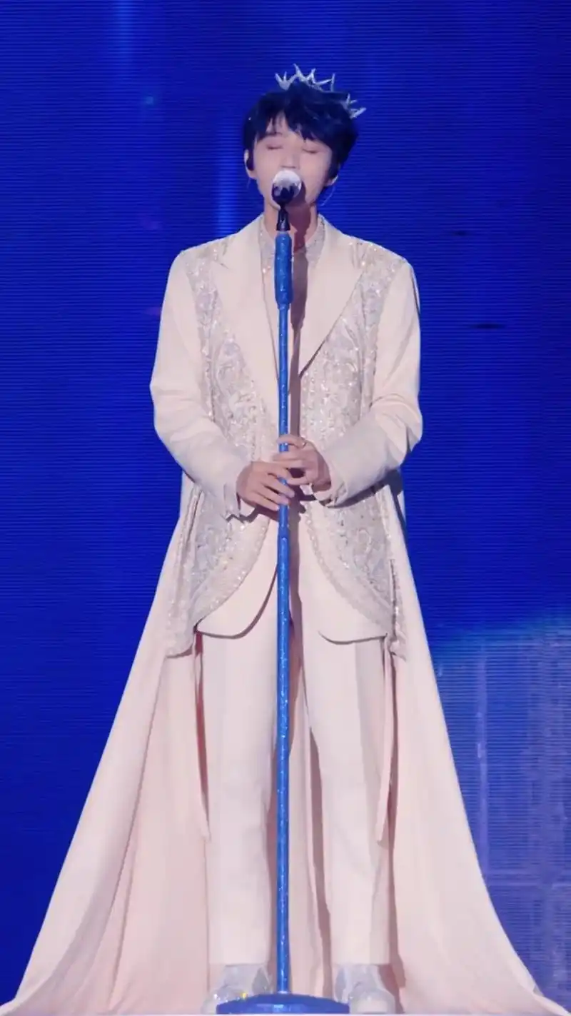 谁懂啊蓝发 皇冠,梦回水星记和无边界!#王俊凯 #tfboy - 抖音