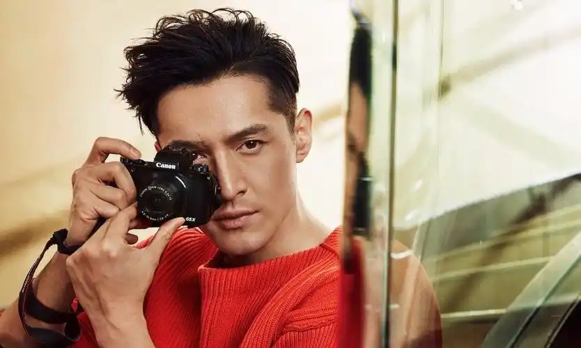 胡歌不再逃避结婚话题面对所有人做出婚姻承诺两句话草草了事