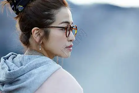 白敬亭侧脸戴眼镜的女人侧着头岐阜县背景