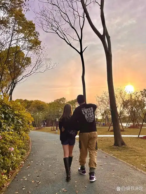 氛围感 黄昏情侣背影🌅 找一个会拍照的朋友 然后随手拍拍拍 跟咸蛋