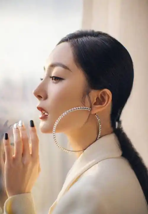 全程最让人无法移开眼的还是杨幂耳朵上的夸张水钻耳饰,圆环的直径比