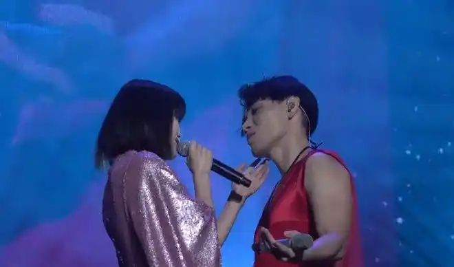 黄龄和杨宗纬同台演出黄龄手摸杨宗纬引粉丝怒吼手放开