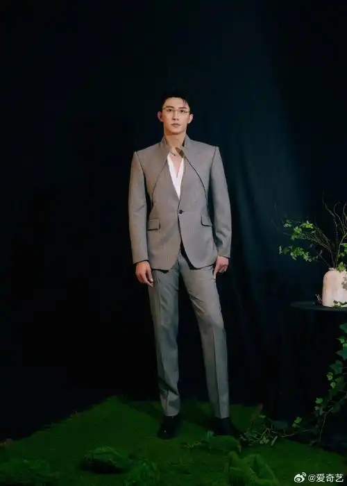 黄景瑜你快把眼镜摘了吧#@johnny黄景瑜银色西装和利落短发完美适配!