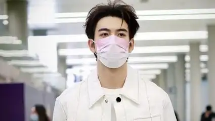 陈星旭戴渐变粉口罩 清爽帅气少男心拉满