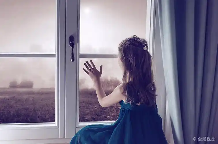 痛苦_女孩_向窗外看_孩子_图片大全—全景创意图库(quanjing.