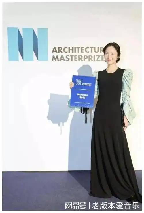 还是以甲方的身份,就相当于找人装修自己的房子,江一燕提了装修要求