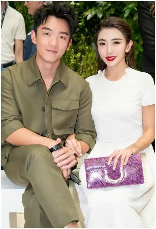 苗苗回应郑恺不是倒插门女婿,并称他们住的别墅是租的