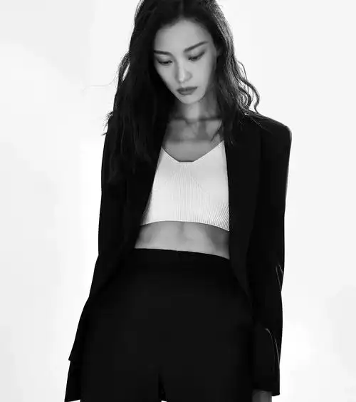 最近,倪妮也凭借健身照受到关注.