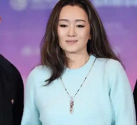 58岁巩俐近照吓坏网友, 胖到快200斤了,"千面巩皇变成老奶奶"了_爱情