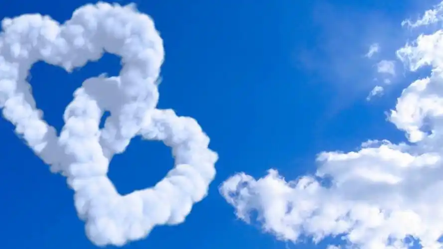 精选好看的蓝色天空中白色爱心形云朵高清爱心图片素材桌面壁纸下载第