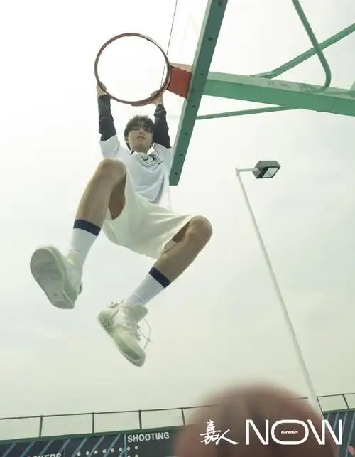 王俊凯解锁《嘉人now》杂志内页潇洒肆意的青春少年,用篮球和汗水定格