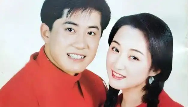 52岁杨钰莹商演照流出不老女神身材大变样双下巴大肚子疑怀孕