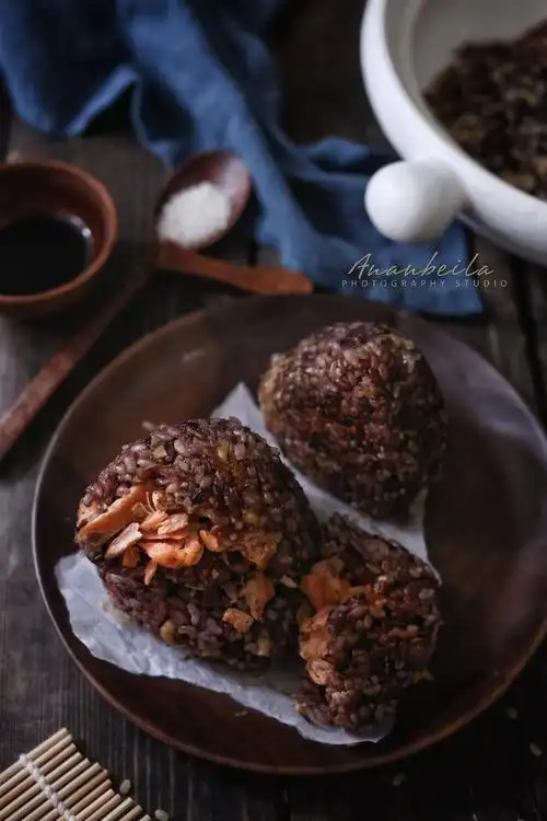 三文鱼杂粮核桃饭团,朴素的外表掩盖不住五谷之香的做法