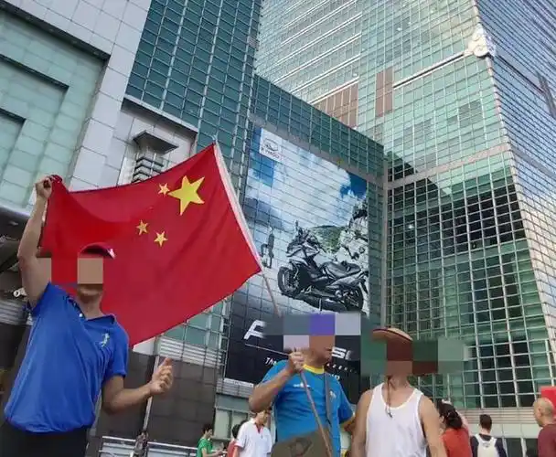 勇敢恭喜福建舰闹市挂五星红旗这群台湾同胞默默等待祖国强大