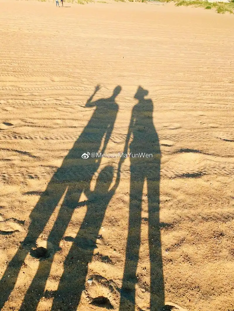 女排前国手一家三口手牵手画面温馨!