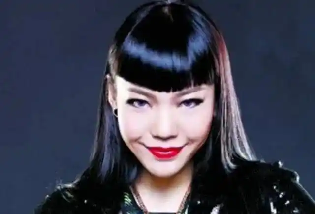 另类大嘴美女吴莫愁,地铁站里吓哭小孩的造型除了她找不出第二人_感觉