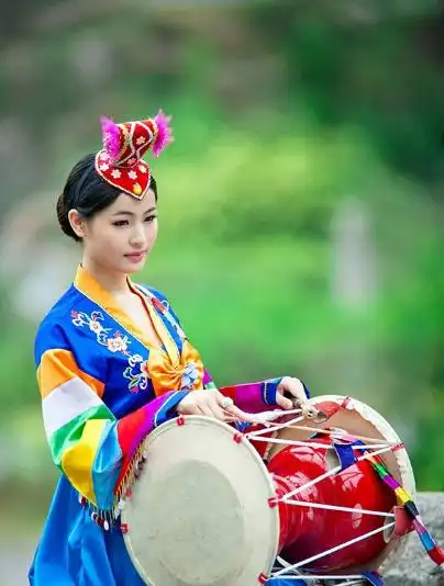 图为:打"长鼓"的朝鲜族美女.