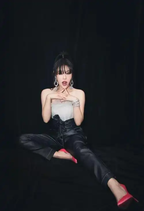 袁娅维黑色紧身裙,还要配大拖尾,美腿反而更惹眼了