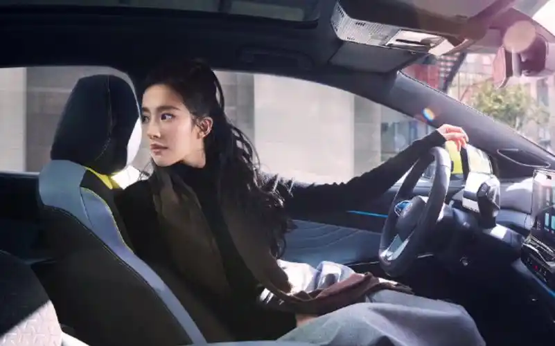 刘亦菲代言瞬间觉得大众上档次了