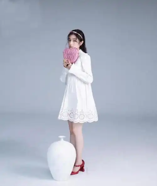 李兰迪气质真多变穿1万9的白色连衣裙赤脚站地上变知性女孩