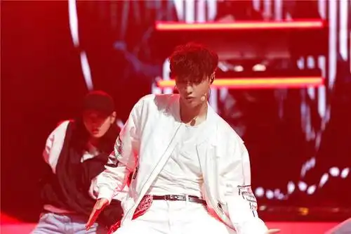 张艺兴分享成长故事艾兰沃克综艺首秀