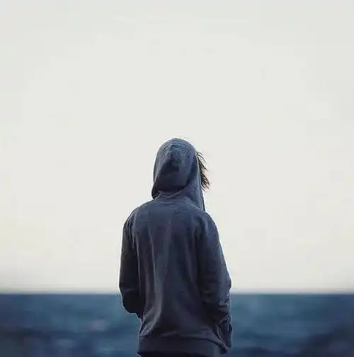 一个男人孤独沧桑背影图片