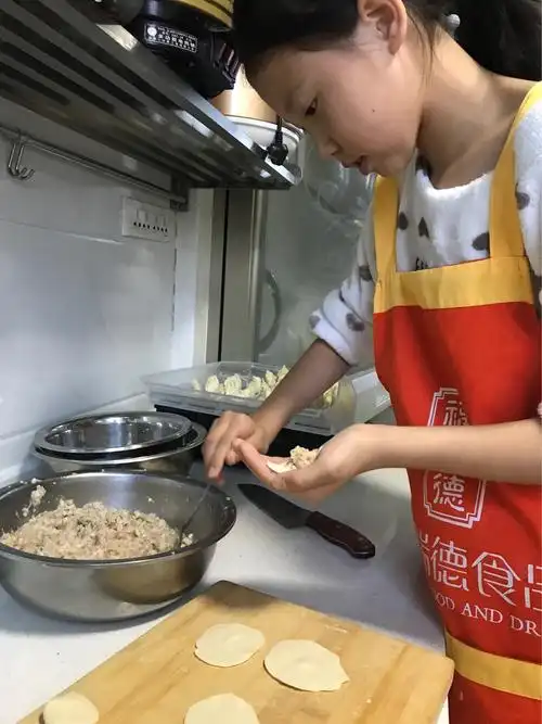 小宝在公园 在家 包饺子