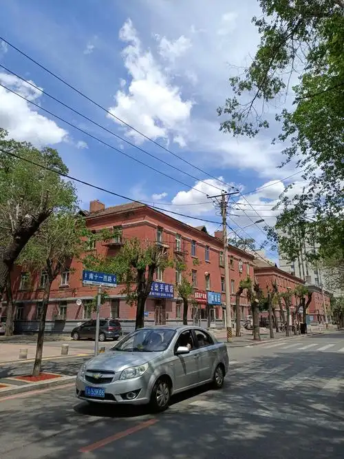 沈阳市铁西区工人村遗留建筑群蓝天下的红砖房子述说着曾经的辉