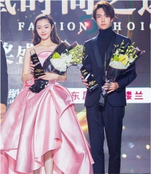 《有翡》王一博是与赵丽颖搭档组cp,而此次王一博是与宋轶组cp,宋轶的