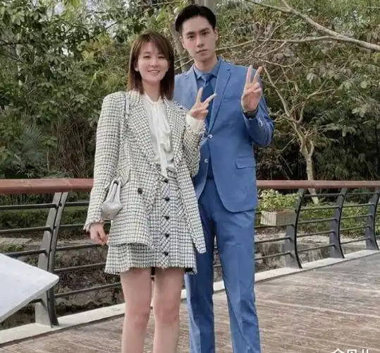 胡一天跟乔欣站在一起,一米七多的乔欣也显得小鸟依人了_发展_因为