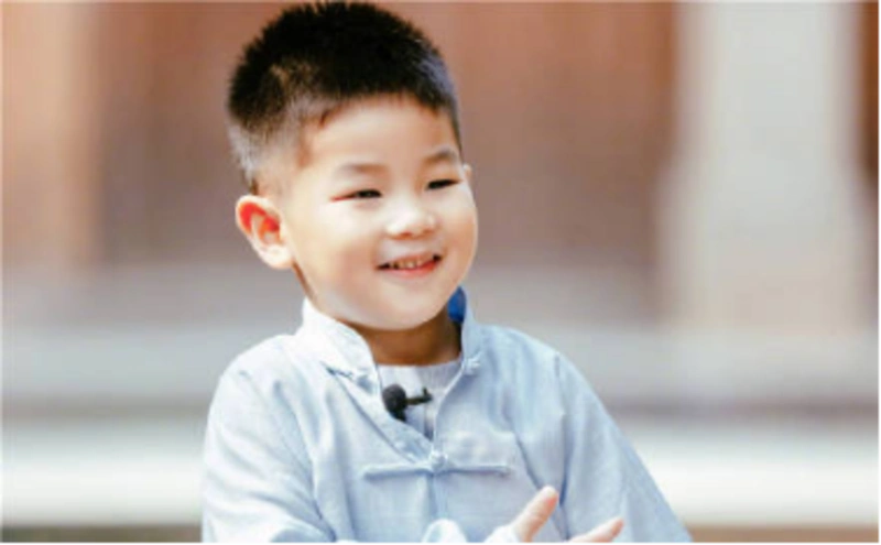 小可爱上场啦,这个小男生笑起来的样子好像沙溢的小儿子尼莫啊~你的