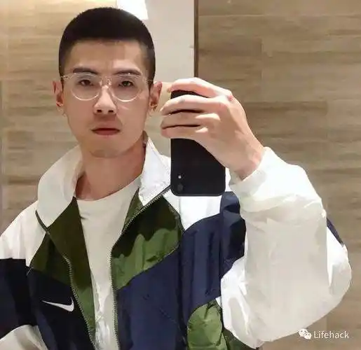 对于圆脸型的男生可以选择剪寸头,对于国字脸型的男生就不太适合剪