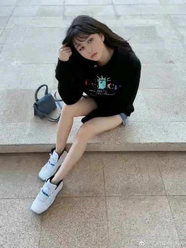 沈月的双腿肌肉线条十分优越,纤瘦而紧实,脚上是白色运动鞋,典型的