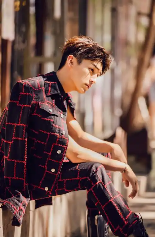 杨旭文曝时尚写真大片 长腿西装尽显绅士风度