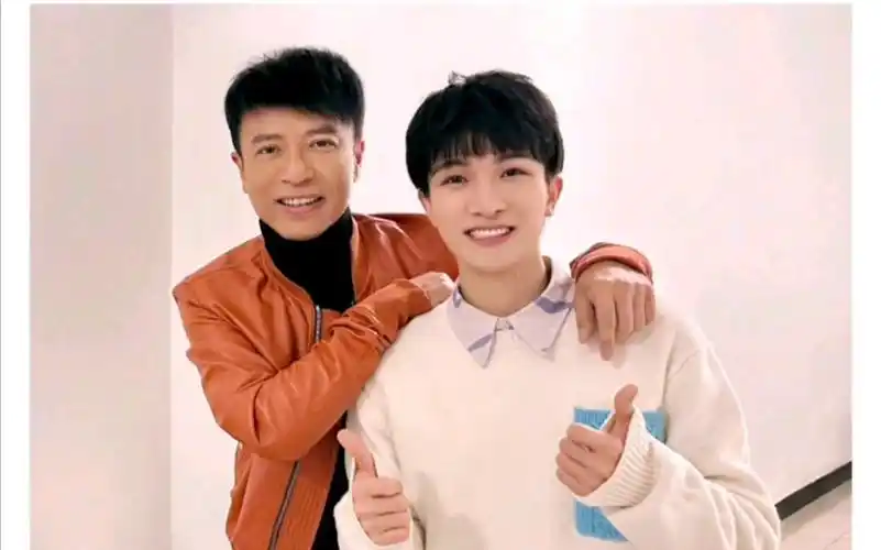 【李克勤/周深】新的合照!两位优秀的歌手顶峰相见!