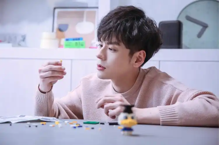 享受春日悠闲时光魏哲鸣新写真可爱帅气