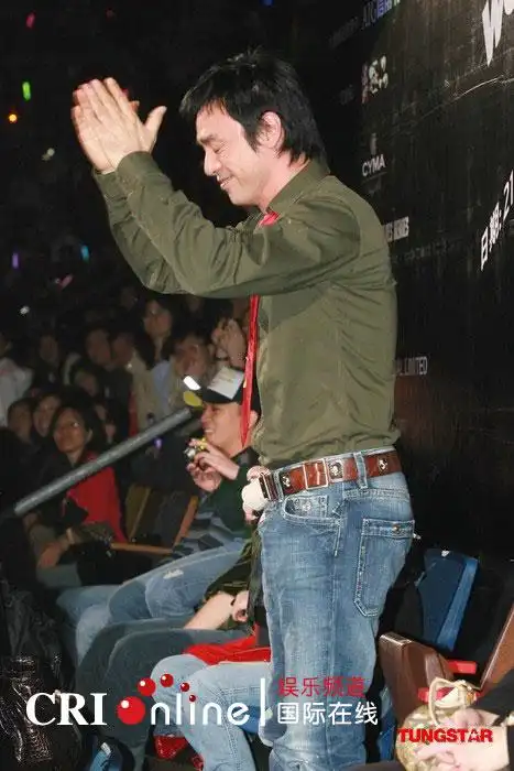 刘德华特地献歌为挚友钟镇涛感动哭不停图