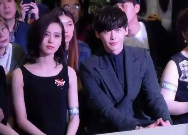 刘诗诗和李钟硕早期同框清秀白净脸好紧致二硕的眼神没离开过