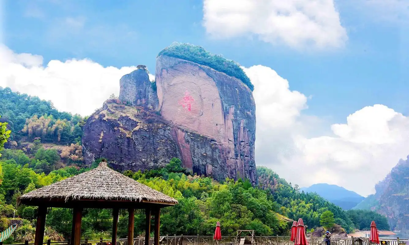 江西这座山有"东南第一峰"的美誉,曾千年封禁,充满了传奇色彩