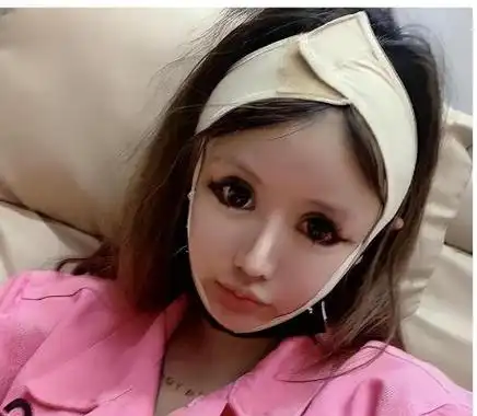 自从13岁起,周楚娜便开始沉迷于整容,并不断追求完美.