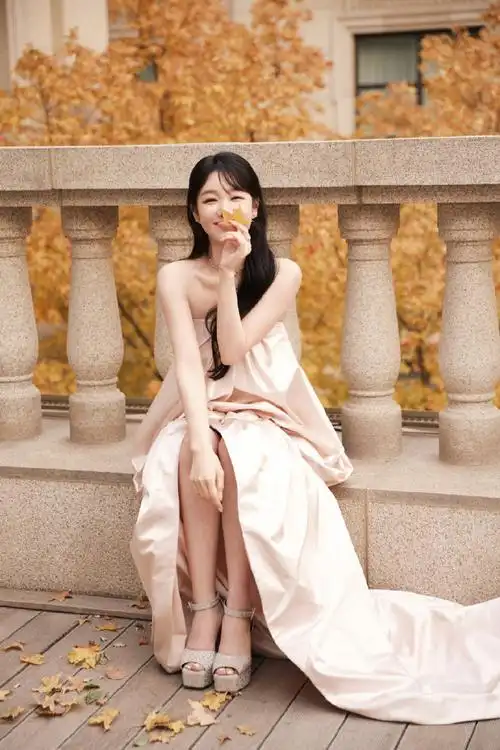 徐梦洁的抹胸礼服甜美可人,肤白貌美小短腿啊!