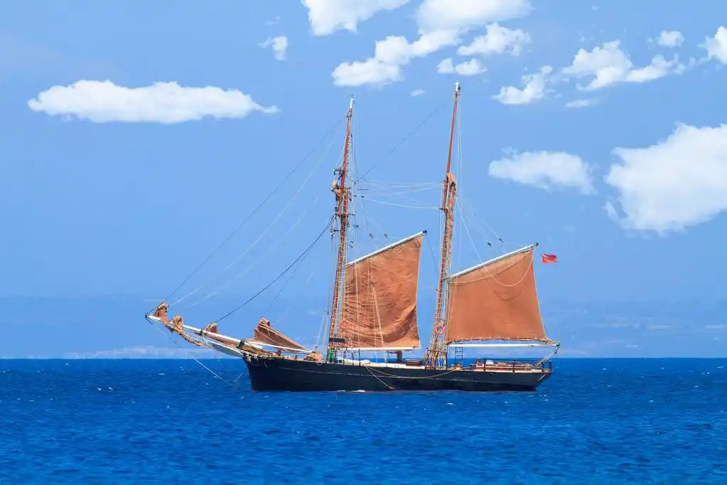 与帆船的海景,海景与帆船的蓝蓝的天空背景.