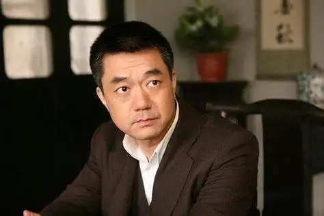 所以父母整日忙着工作,可以说他是由姐姐所带大的,因此董永跟姐姐才更