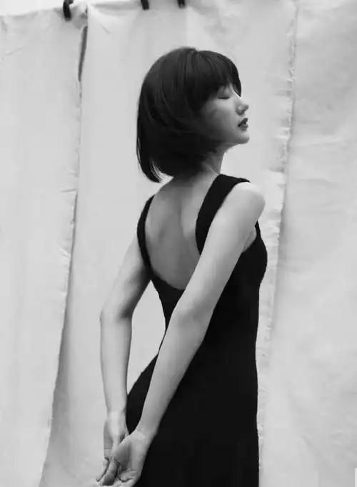 毛晓彤身穿抹胸短裙拍大片双腿盘着坐在地上腰腹纤细身材火辣