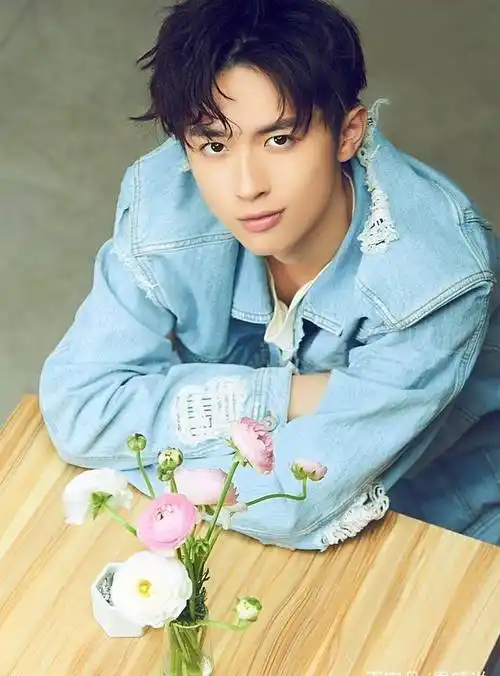 前几个月还被胡先煦惊艳了一把,现在又不得不做张逸杰的墙头了,只能说